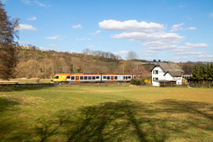 Ein 429 der HLB bei einem Reiterhof bei Asslar auf der Dillstrecke, aufgenommen am 27.03.2022