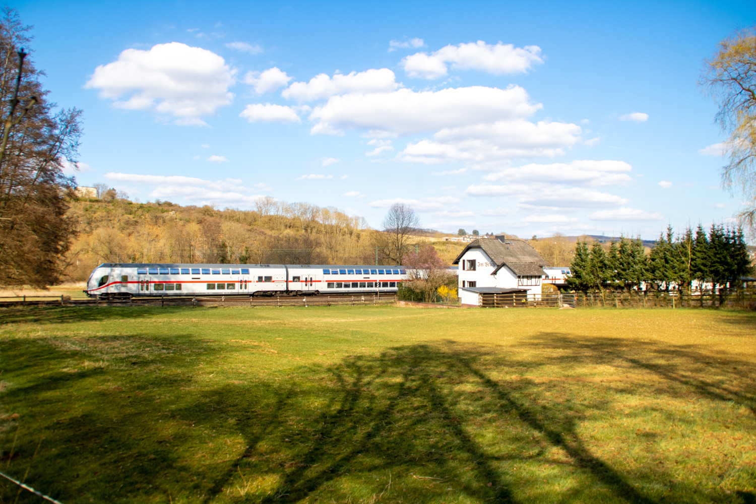 Ein IC2 passiert einem Reiterhof bei Asslar auf der Dillstrecke, aufgenommen am 27.03.2022