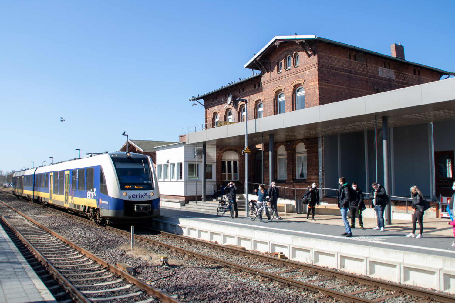 ERIXX 622 228 hält im Bahnhof Gifhorn-Stadt, aufgenommen am 18.03.2022.