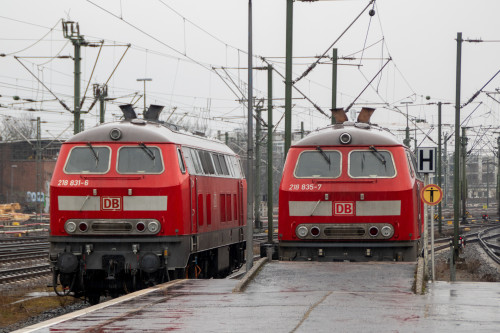 218 831 und 218 835 stehen bereit in Hannover Hbf, aufgenommen am 17.03.2022.