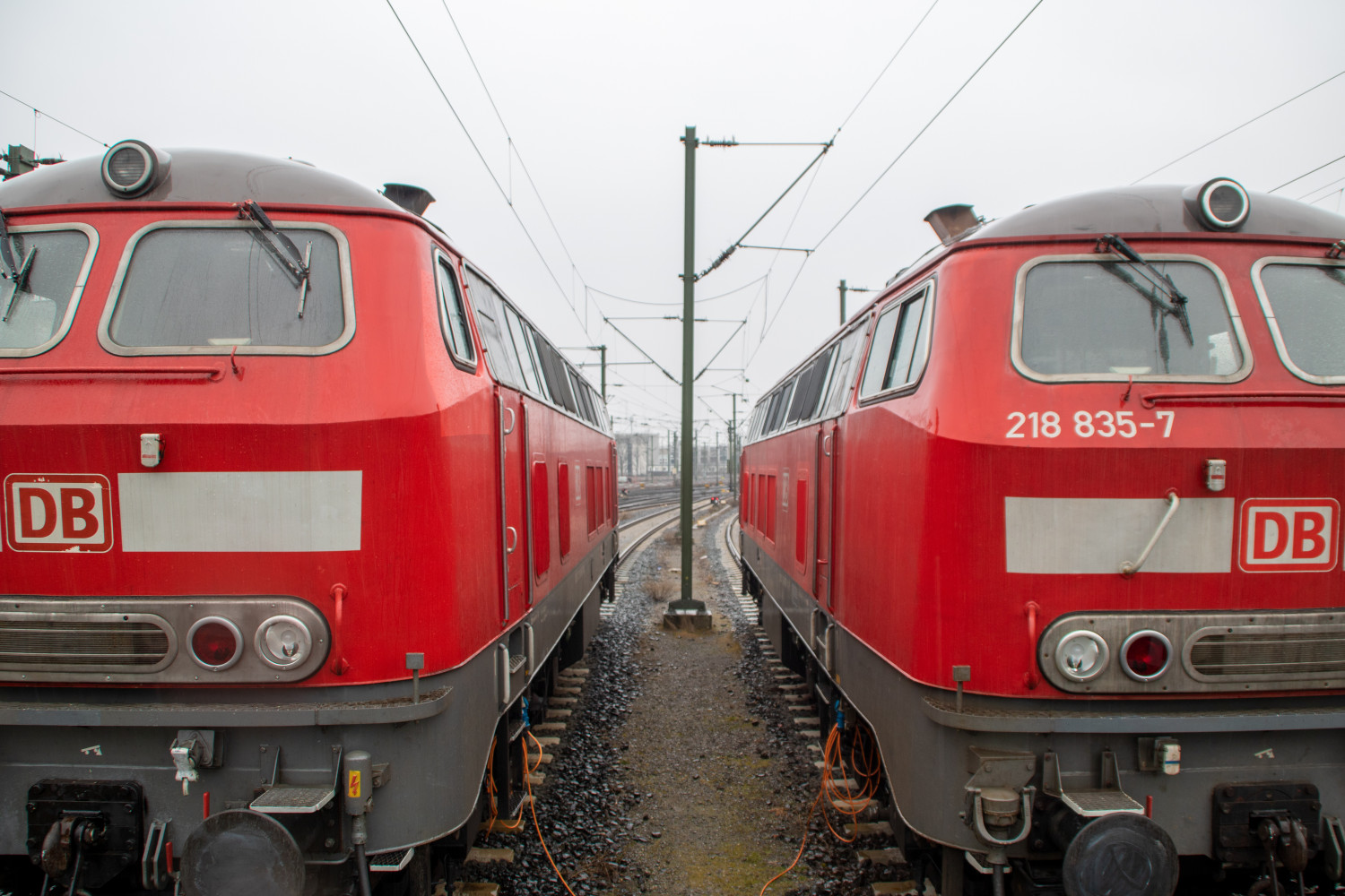 218 831 und 218 835 stehen nebeneinander in Hannover Hbf, aufgenommen am 17.03.2022.