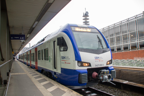 3427 059 steht als S-Bahn im Bahnhof Hannover Hbf, aufgenommen am 17.03.2022.