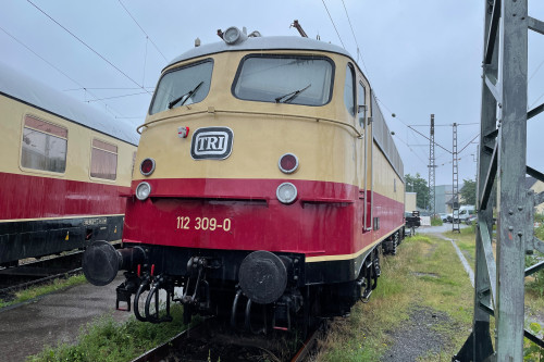 112 309 steht im Betriebsbahnhof Köln, aufgenommen am 14.06.2021.