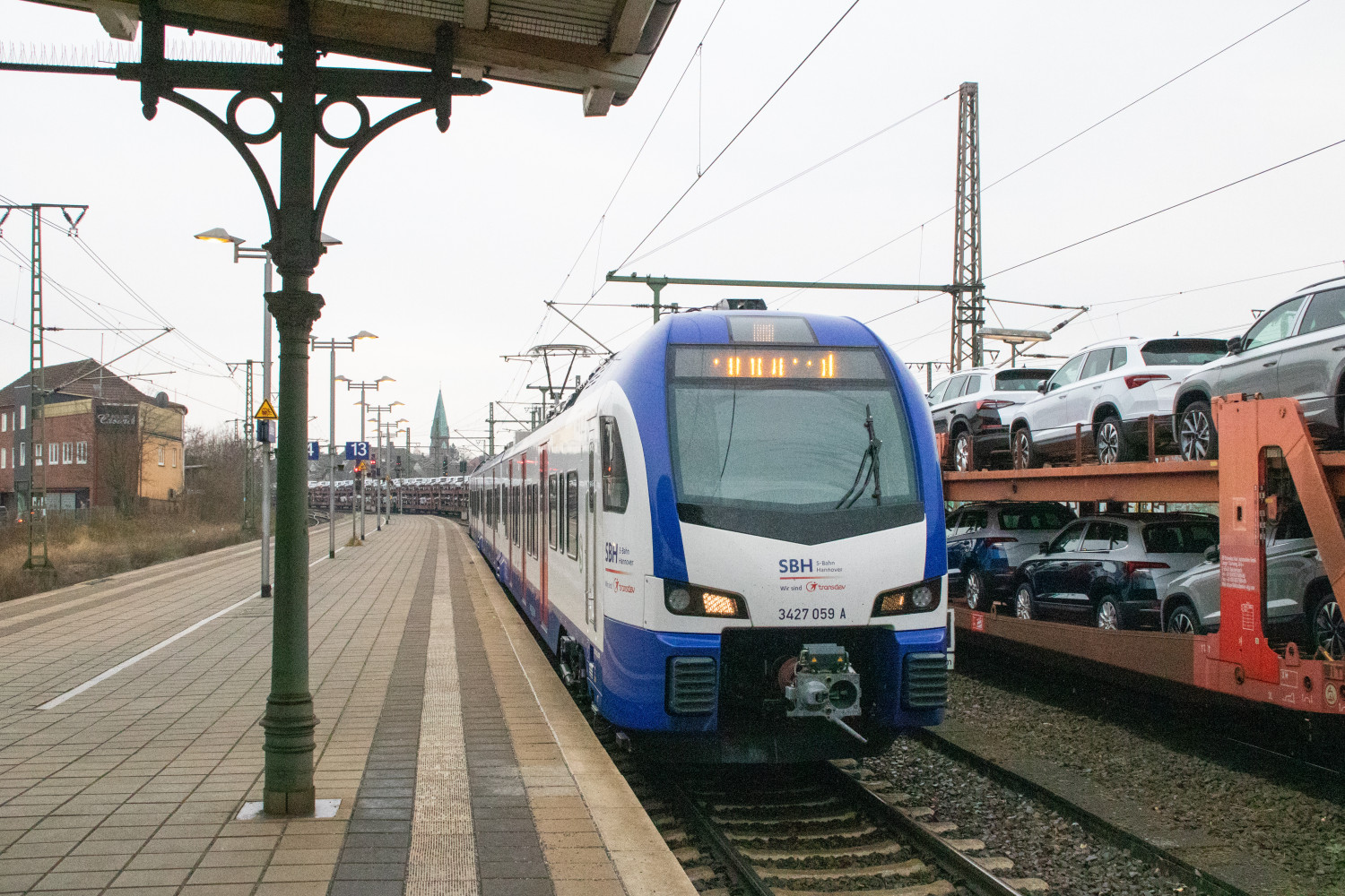 3427 059 erreicht als S-Bahn den Bahnhof Lehrte, aufgenommen am 17.03.2022.