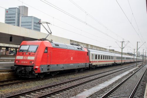 101 001 steht mit einem IC in Hannover Hbf, aufgenommen am 17.03.2022.