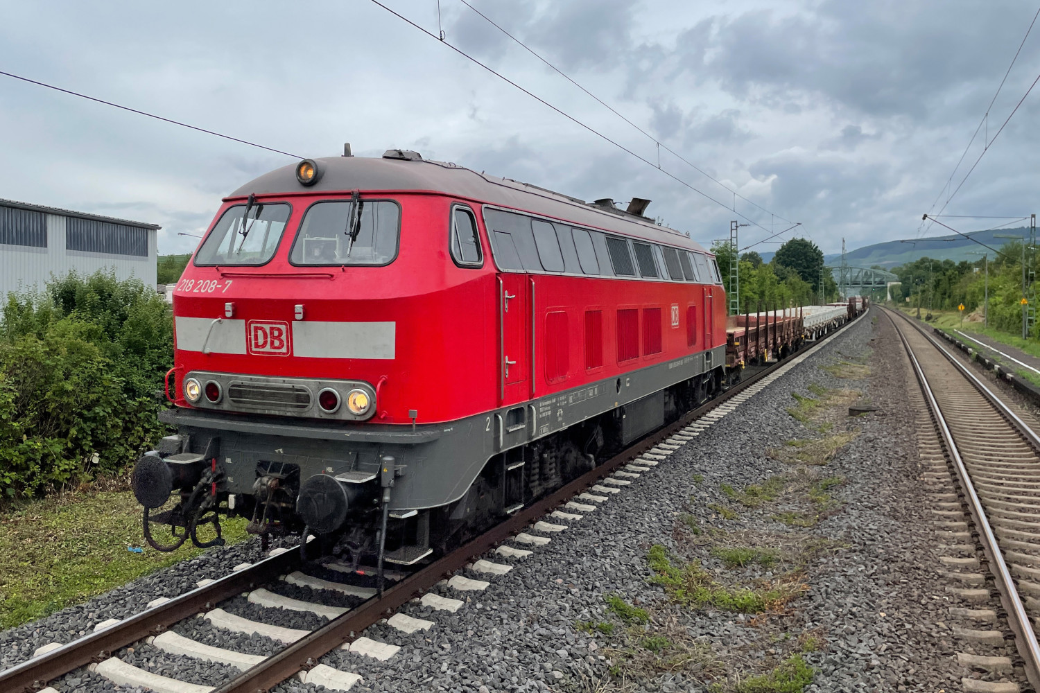218 208 in Bingen-Gaulsheim, aufgenommen am 05.06.2021.