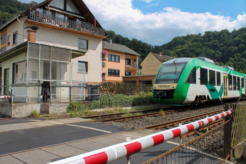 648 158 der VECTUS am Schrankenposten in Miellen auf der Lahntalbahn, aufgenommen am 04.08.2014.