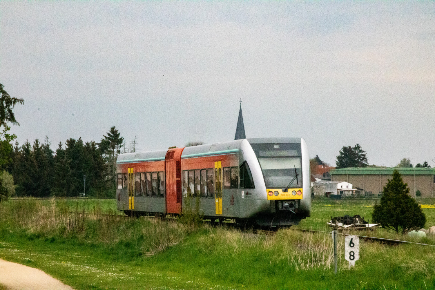 646 402 der HLB bei Echzell auf der Horlofftalbahn, aufgenommen am 24.04.2022.