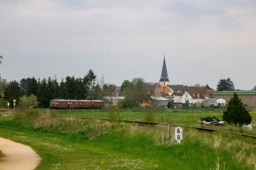 798 829, 996 310, 798 589 und 996 677 kurz nach Echzell auf der Horlofftalbahn, aufgenommen am 24.04.2022.
