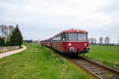 798 829, 996 310, 798 589 und 996 677 kurz vor Gettenau auf der Horlofftalbahn, aufgenommen am 24.04.2022.
