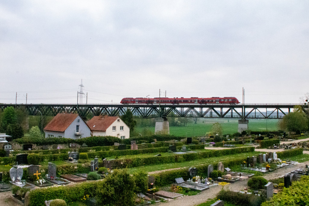 Ein 442 von DB Regio überquert das Assenheimer Viadukt, aufgenommen am 24.04.2022.