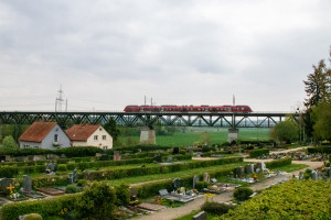 Ein 442 von DB Regio auf dem Assenheimer Viadukt, aufgenommen am 24.04.2022.