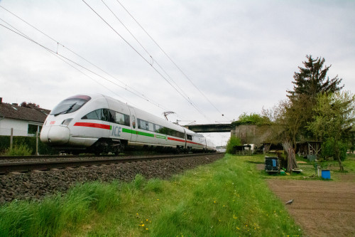 Ein ICE-T an einer funktionslosen Brücke bei Okarben auf der Main-Weser-Bahn, aufgenommen am 24.04.2022.