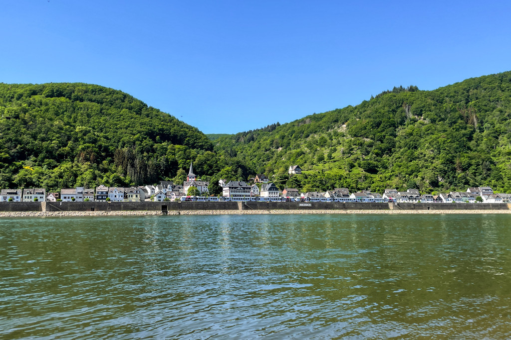 Zwei 429 fahren als Regionalexpress durch Boppard-Hirzenach auf der linken Rheinstrecke, aufgenommen am 14.05.2022.