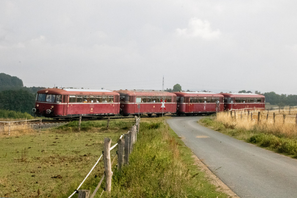 798 829, 996 310, 798 589 und 996 677 an einem Bahnübergang bei Neu Anspach, aufgenommen am 11.09.2022.