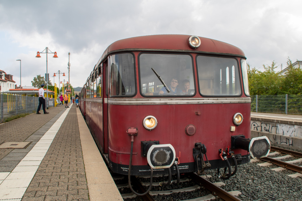 798 829, 996 310, 798 589 und 996 677 am Bahnsteig in Wehrheim auf der Taunusbahn, aufgenommen am 11.09.2022.