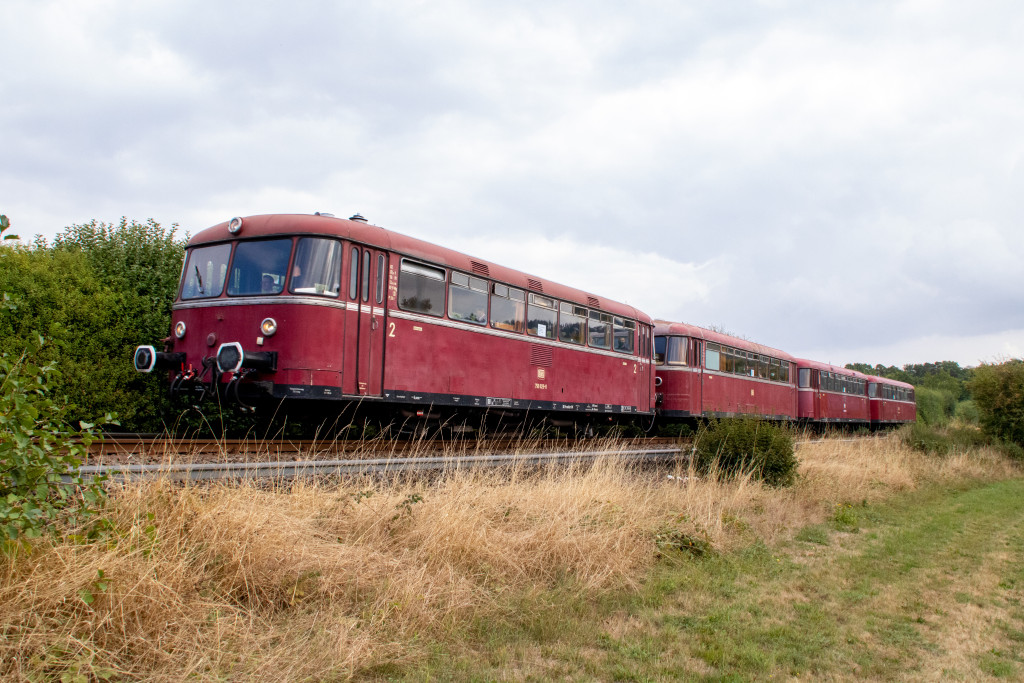 798 829, 996 310, 798 589 und 996 677 an einer Wiese bei Wehrheim auf der Taunusbahn, aufgenommen am 11.09.2022.