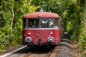 996 677, 798 589, 996 310 und 798 829 verschwinden im Wald bei Köppern auf der Taunusbahn, aufgenommen am 11.09.2022.