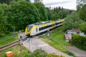 1440 180 überquert einen Bahnübergang bei Titisee auf der Höllentalbahn, aufgenommen am 24.05.2022.