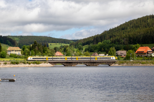 1440 180 überquert das Viadukt über den Schluchsee auf der Dreiseenbahn, aufgenommen am 24.05.2022.