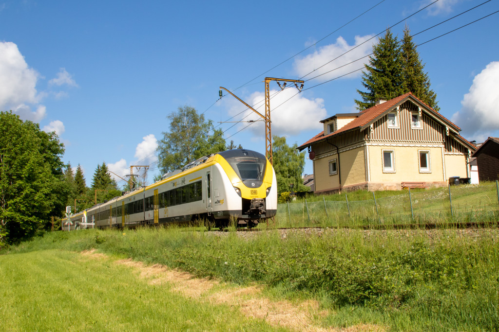 1440 180 am alten Bahnwärterhaus "Schneckenhaus" bei Titisee auf der Höllentalbahn, aufgenommen am 25.05.2022.