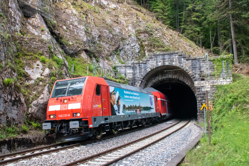 146 231 verlässt den Mosbach-Tunnel bei Triberg auf der Schwarzwaldbahn, aufgenommen am 25.05.2022.