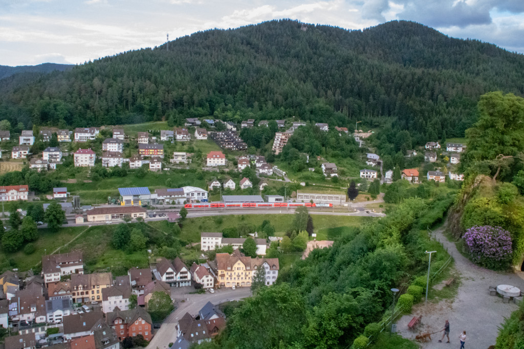 Ein Zug mit einer 146 und Doppelstockwagen hält im Bahnhof Hornberg auf der Schwarzwaldbahn, aufgenommen am 25.05.2022.