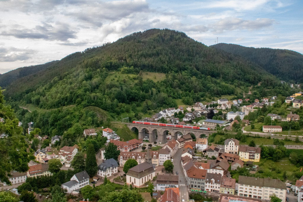 Ein Zug mit einer 146 und Doppelstockwagen überquert das Viadukt in Hornberg auf der Schwarzwaldbahn, aufgenommen am 25.05.2022.