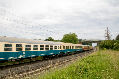 Einige Reisezugwagen bei Kirch-Göns auf der Main-Weser-Bahn, aufgenommen am 03.06.2022.