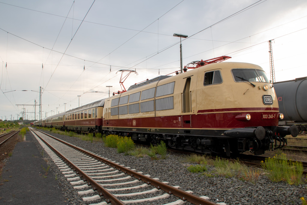 103 245 steht im Güterbahnhof Gießen, aufgenommen am 03.06.2022.