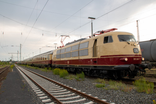 103 245 steht im Güterbahnhof Gießen, aufgenommen am 03.06.2022.
