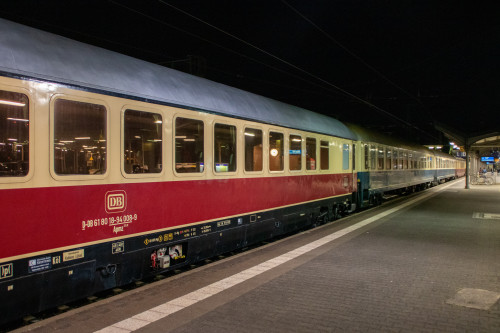 Einige Reisezugwagen stehen im Bahnhof Gießen, aufgenommen am 05.06.2022.
