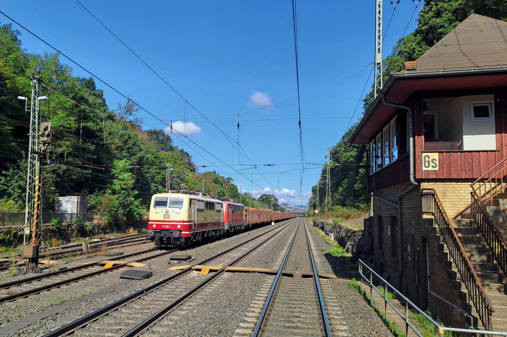 111 121 steht mit einem Güterzug in Gießen-Bergwald, aufgenommen am 21.09.2022.