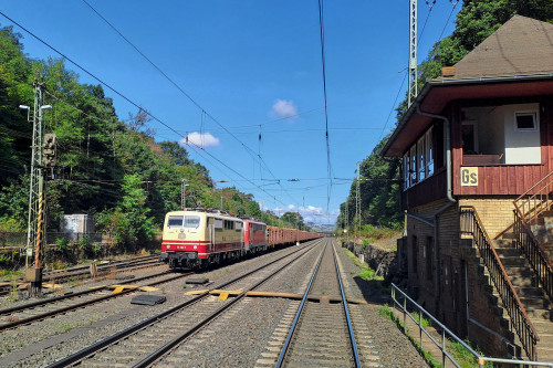 111 121 steht mit einem Güterzug in Gießen-Bergwald, aufgenommen am 21.09.2022.