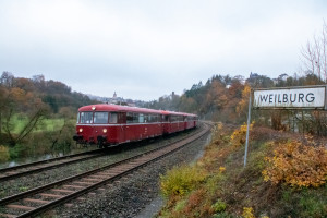 996 677, 798 589, 996 310 und 798 829 verlassen Weilburg auf der Lahntalbahn, aufgenommen am 26.11.2022.