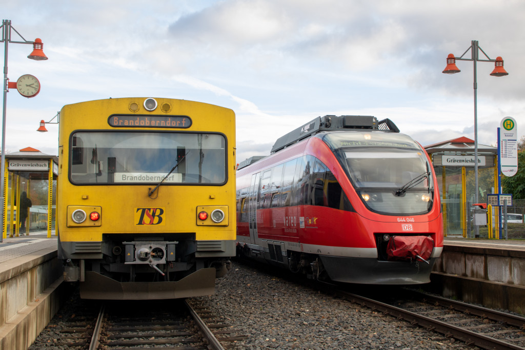 Ein VT2E steht neben 644 046 im Bahnhof Grävenwiesbach, aufgenommen am 25.11.2022.