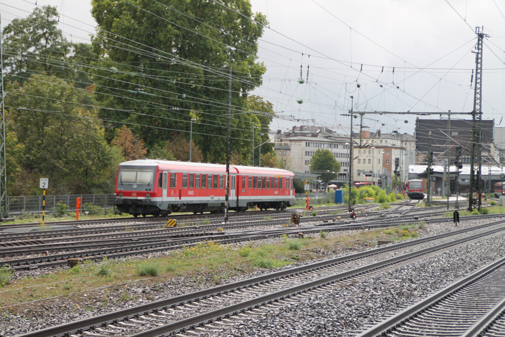 Nach einem Regenschauer erstrahlt ein abgestellter 628 im Bahnhof Worms, aufgenommen am 19.09.2015.