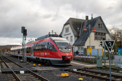 644 046 verlässt den Bahnhof Grävenwiesbach, aufgenommen am 25.11.2022.