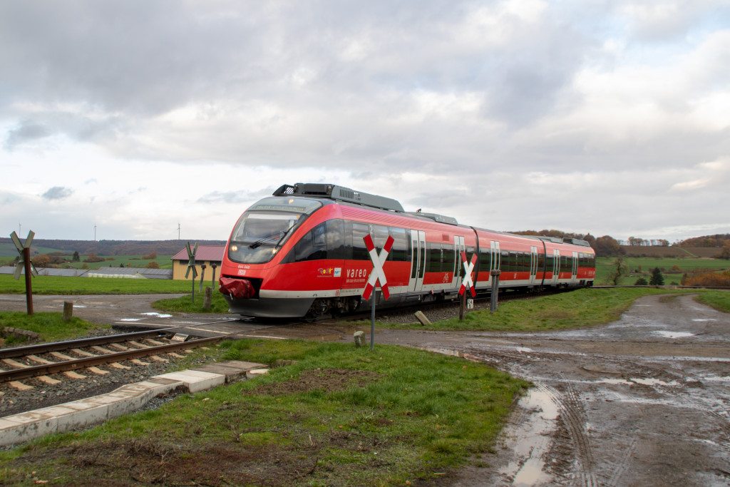 644 046 am Bahnübergang Hundstadt, aufgenommen am 25.11.2022.