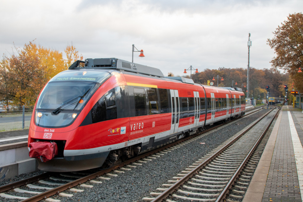 644 046 hält im Bahnhof Köppern, aufgenommen am 25.11.2022.