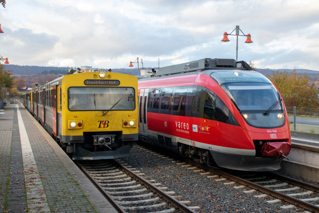 644 046 steht neben einem einfahrenden VT2E im Bahnhof Köppern, aufgenommen am 25.11.2022.