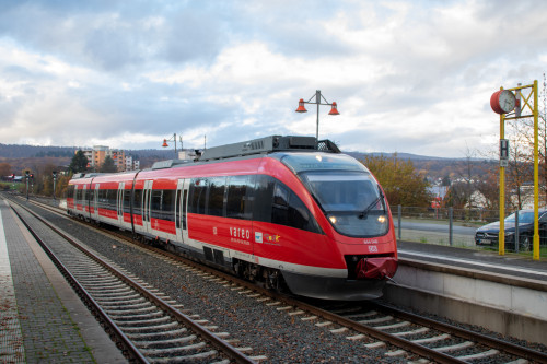 644 046 steht im Bahnhof Köppern, aufgenommen am 25.11.2022.