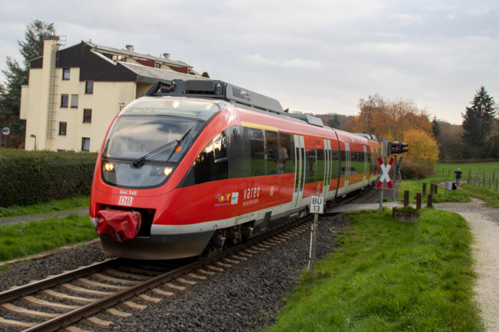 644 046 verlässt den Bahnhof Köppern, aufgenommen am 25.11.2022.