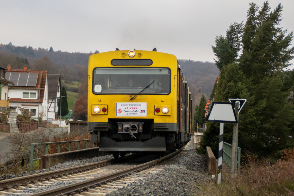 609 014 verlässt den Bahnhof Brandoberndorf, aufgenommen am 10.12.2022.