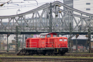 212 265 steht im Bahnhof Darmstadt Hbf, aufgenommen am 11.12.2022.
