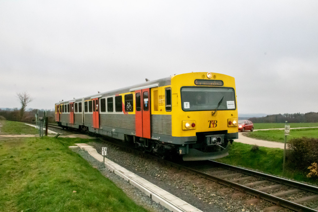 Ein VT2E am Bahnübergang bei Hundstadt auf der Taunusbahn, aufgenommen am 10.12.2022.