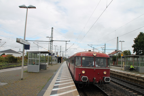 996 677 legt auf der Riedbahn einen Halt in Riedstadt-Goddelau ein, aufgenommen am 19.09.2015.