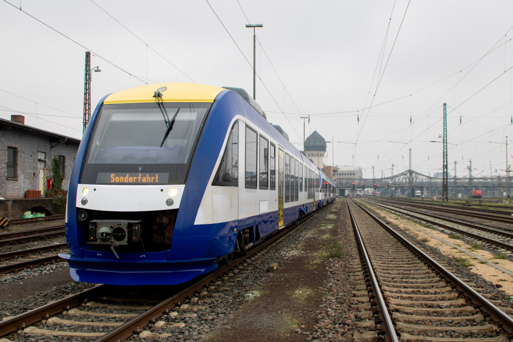648 221, 648 217 und 648 225 stehen im Bahnhof Darmstadt Hbf, aufgenommen am 11.12.2022.