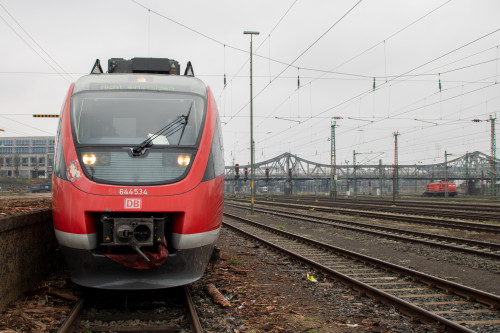 644 034 steht im Bahnhof Darmstadt Hbf, aufgenommen am 11.12.2022.