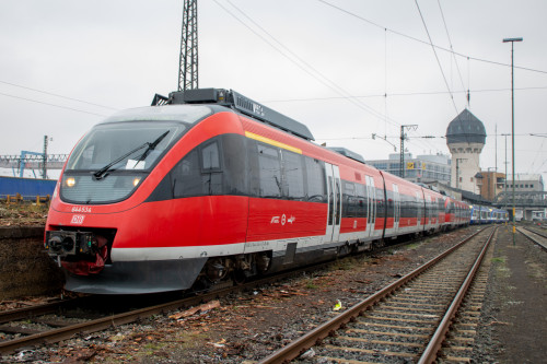 644 034 und 644 047 stehen im Bahnhof Darmstadt Hbf, aufgenommen am 11.12.2022.
